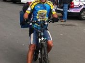 Vinícius carrega um cartaz com fotografias tiradas
em várias partes do Brasil 