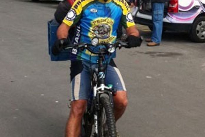 Vinícius carrega um cartaz com fotografias tiradas
em várias partes do Brasil