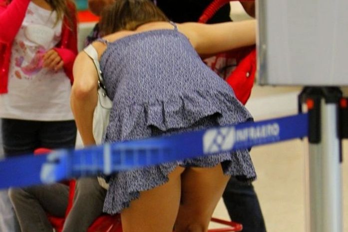 Com vestido curto, Maria Paula mostra calcinha ao se abaixar
