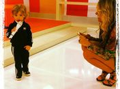 Adriane Galisteu recebe visita do filho Vittorio em seu programa
