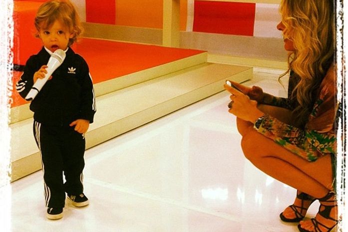 Adriane Galisteu recebe visita do filho Vittorio em seu programa