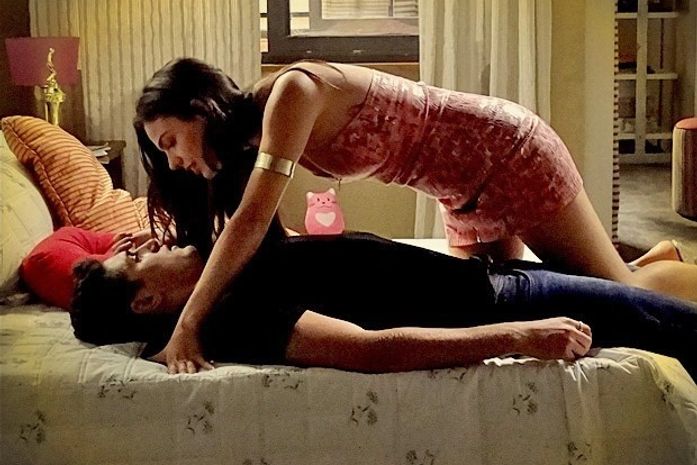 Sedutora, Suelen ataca Roni na cama e pergunto do que ele gosta