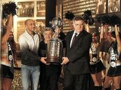 Alessandro leva taça da Libertadores a memorial, e responde a Marcos