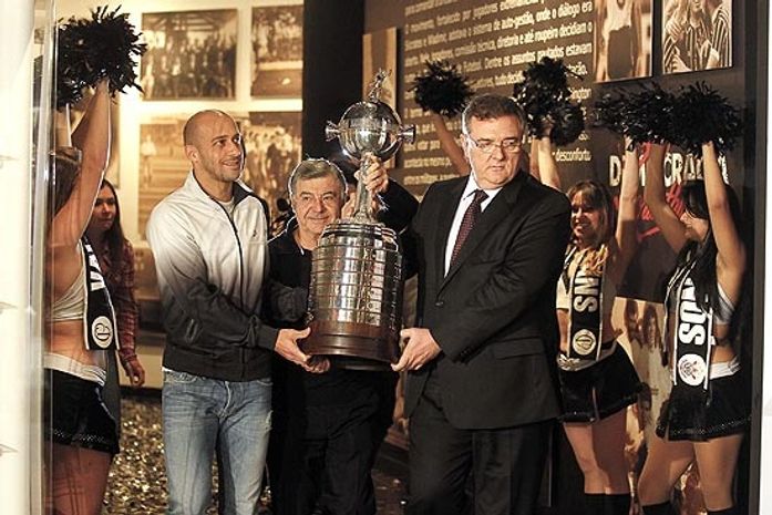 Alessandro leva taça da Libertadores a memorial, e responde a Marcos