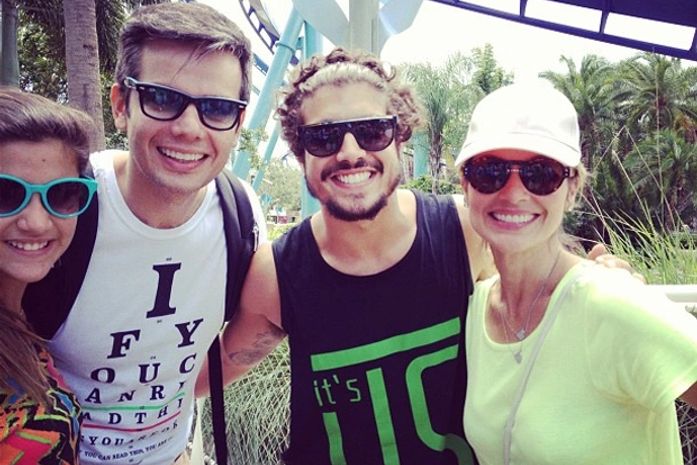 Flávia Alessandra curte férias com família e encontra Caio Castro nos EUA