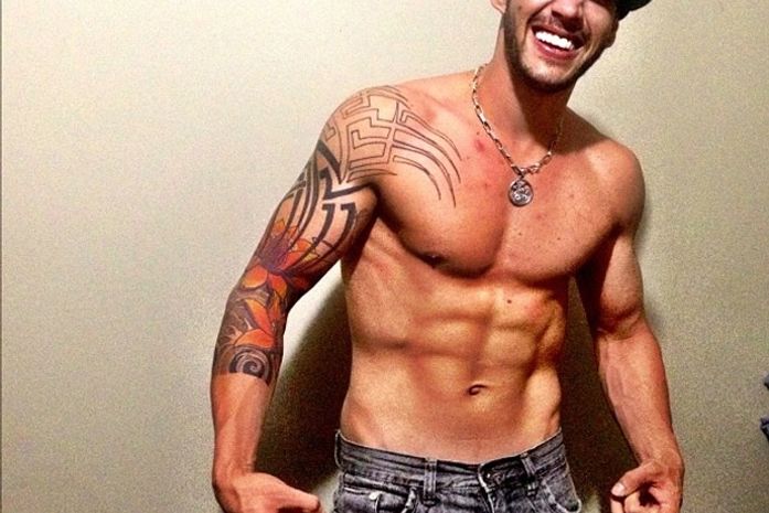 Que 'tche tche re rê'! Gusttavo Lima mostra abdômen sarado no Twitter