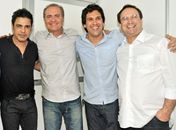 Zezé di Camargo, senador Renan Clheiros, deputado estadual Isnaldo Bulhões e prefeito Luciano Barbosa, no camarim da dupla
