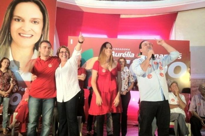 Yale, Celia, Aurelia e Luciano Barbosa discursando empolgado com a candidatura de Aurelia