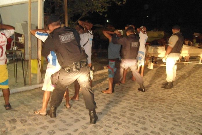 Operação da PM fecha três bares e apreende arma na noite de sábado