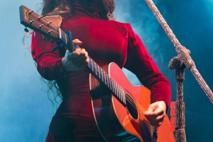 Paula Fernandes canta com macacão curtinho em SP