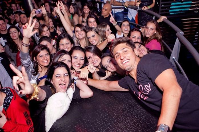 Daniel Rocha faz sucesso com a mulherada em boate em MG