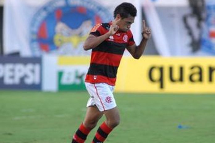 No reencontro com ex-time, Kleberson marca, mas Flamengo vence Bahia