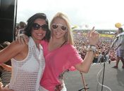 Amigas do Tchan: Scheila Carvalho e Carla Perez juntas em show