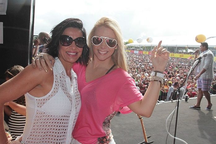 Amigas do Tchan: Scheila Carvalho e Carla Perez juntas em show