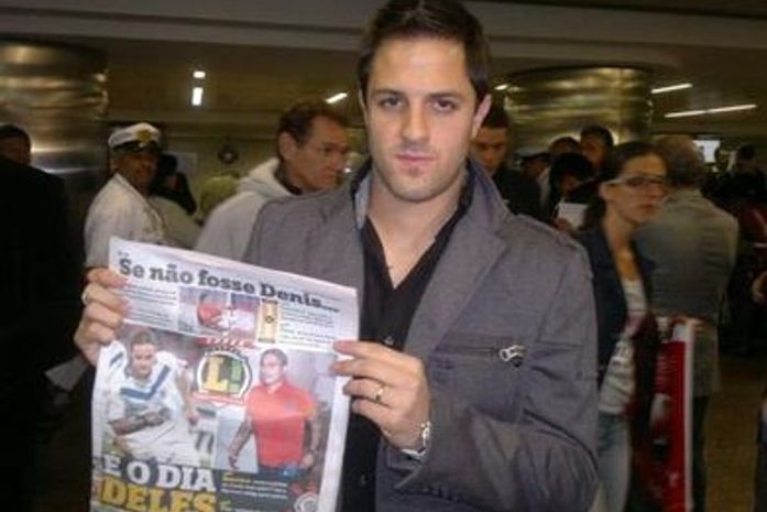 Martínez chega a São Paulo e elogia o Corinthians: 'Título invicto não é para qualquer