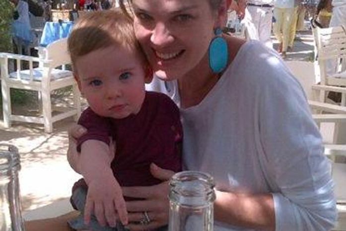 Letícia Birkheuer posa com o filho João Guilherme em Saint Tropez