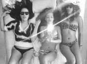 "Barco de prostitutas", escreve Rihanna em legenda de foto com as amigas