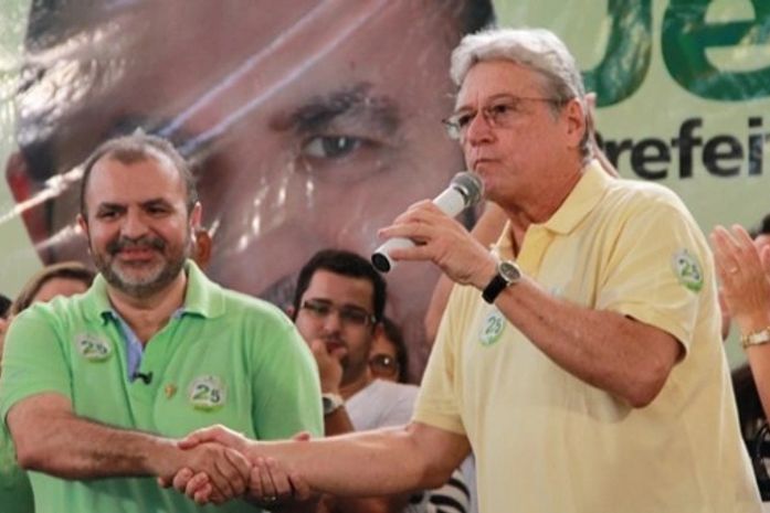 Teotonio discursando com Jeferson abrindo um sorrisso de aliado