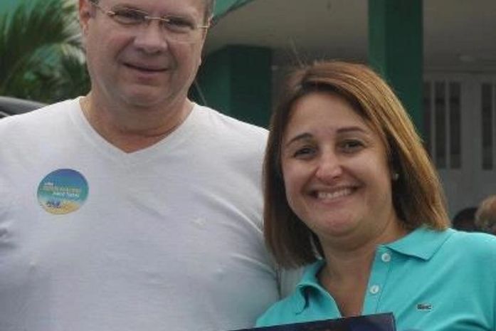 Alexandre na porta do Iate com a candidata a vereadora Adriana Toledo