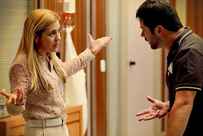 Tufão briga com Carminha e defende Nina