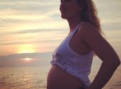 Grávida, Angélica exibe a barriga durante férias em família
