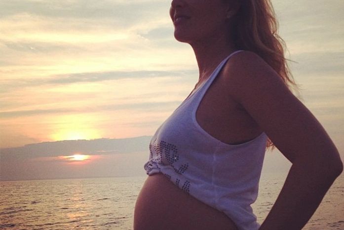 Grávida, Angélica exibe a barriga durante férias em família