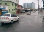 Ruas alagadas e trânsito lento devido às chuvas em Maceió