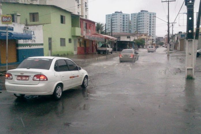 Ruas alagadas e trânsito lento devido às chuvas em Maceió