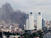 Incêndio atinge luxuoso prédio de 42 andares em Istambul