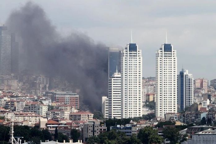 Incêndio atinge luxuoso prédio de 42 andares em Istambul