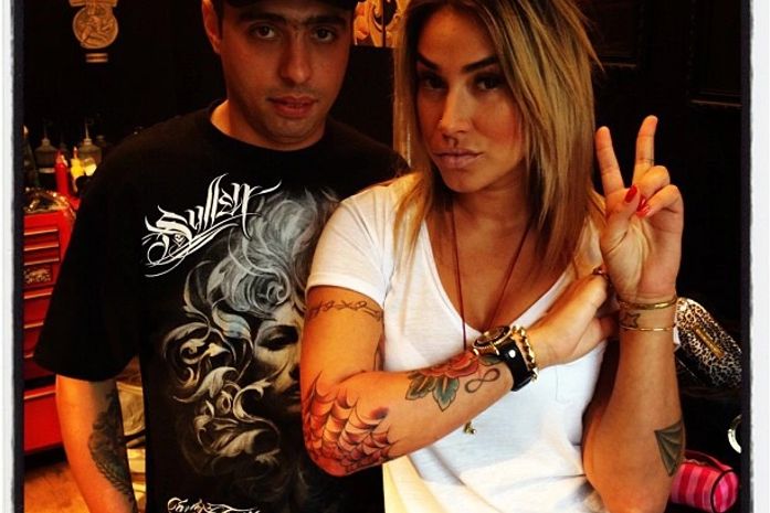 Dani Bolina exibe nova tatuagem em rede social: uma teia de aranha