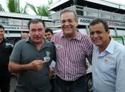 Lessa ao lado de Almeida e Mosart Amaral comenta pesquisa
