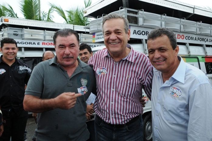 Lessa ao lado de Almeida e Mosart Amaral comenta pesquisa