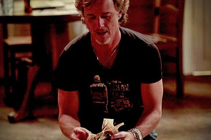 Por dinheiro, Max se humilha e beija os pés de Nina