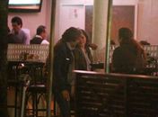 Em meio a boatos de crise no casamento, Alexandre Borges é visto com amigas em restaurante