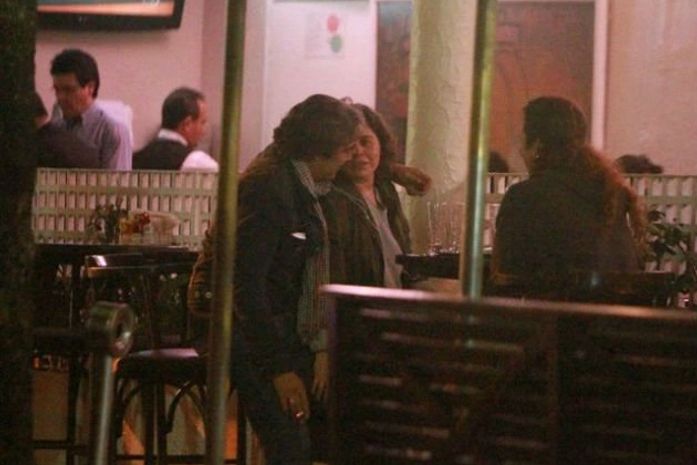 Em meio a boatos de crise no casamento, Alexandre Borges é visto com amigas em restaurante