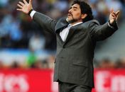 Maradona chama Riquelme de traidor após jogador deixar Boca Juniors