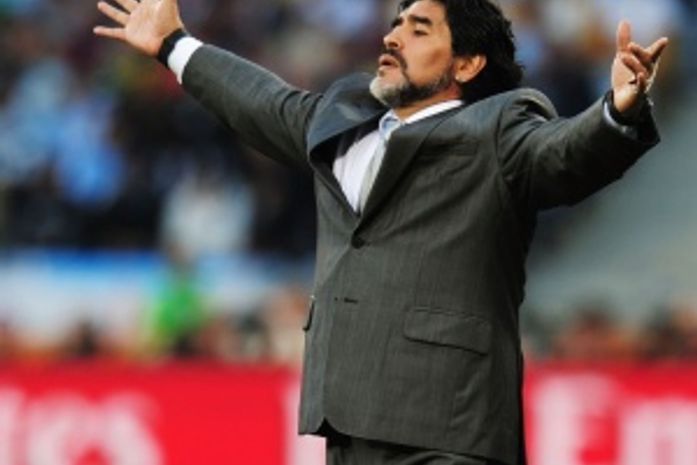 Maradona chama Riquelme de traidor após jogador deixar Boca Juniors