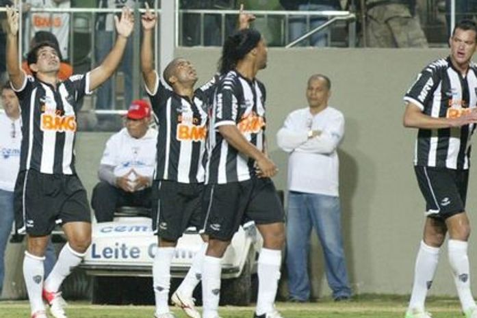 Atlético-MG bate Inter e mantém liderança