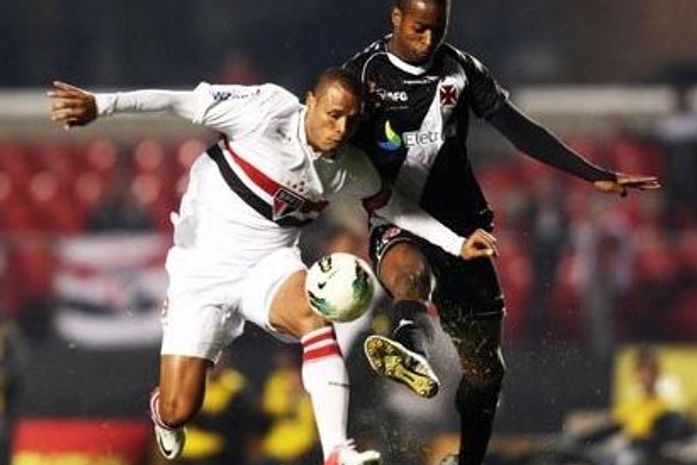 Juninho brilha e comanda triunfo do Vasco no Morumbi