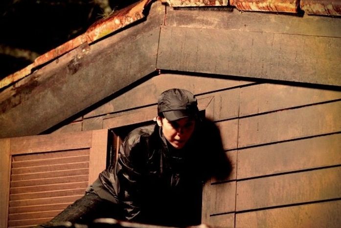 Após o flagra, Nina se descuida e faz barulho ao fugir