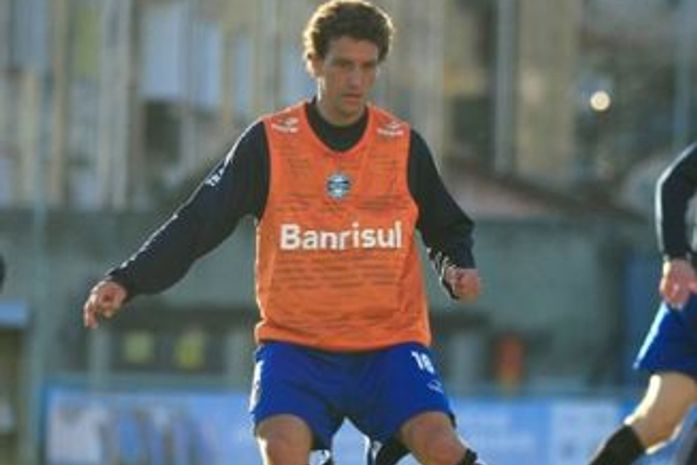 Nivea Stelmann se defende e volta a atacar Elano