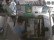 Imagens mostram assaltante em posto da Caixa