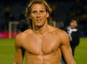 Travesti processa Forlán por discriminação