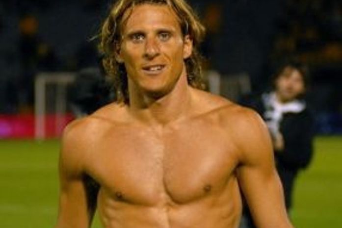 Travesti processa Forlán por discriminação