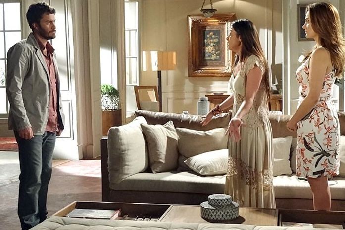 Elisa convence Jacira a assumir a culpa pela mentira descoberta por Rodrigo