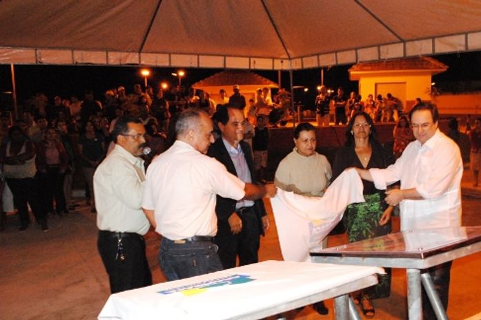 Moradores e feirantes recebem praça revitalizada na Primavera