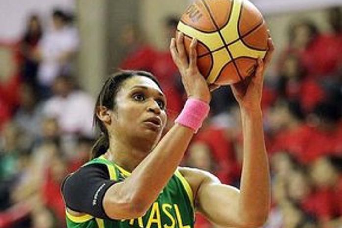 Iziane teria levado namorado para a concentração