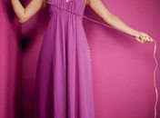 Sem as pernas à mostra, Sabrina Sato posa com look todo rosa