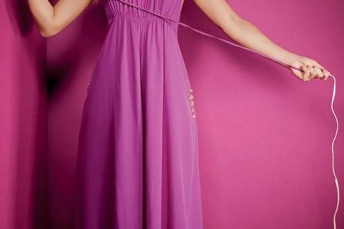 Sem as pernas à mostra, Sabrina Sato posa com look todo rosa